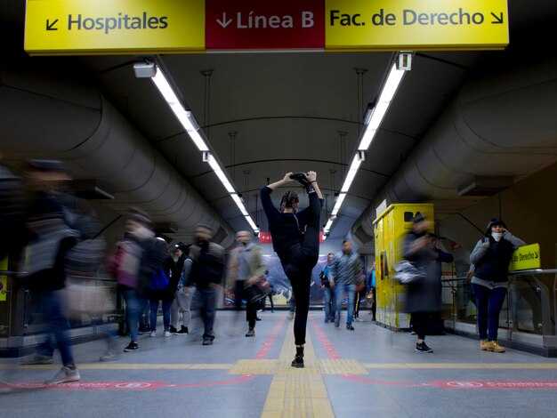 By-airport hourly peak windows: LAX, JFK, ORD, ATL, DFW, DEN, SFO, SEA, MIA, BOS