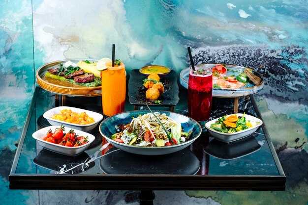 Practical dining and shopping guide for Terminal 4 travelers: meals, hours, and store highlights