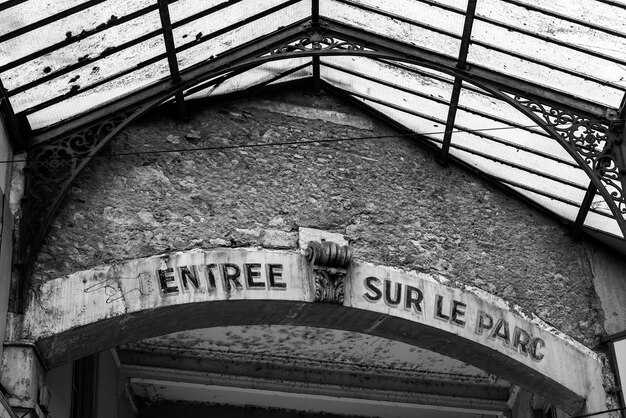 Customization, dietary notes, and side recommendations