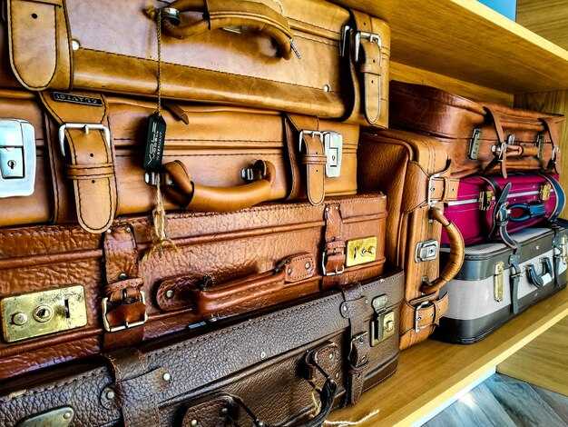 Booking options: online reservations vs. on-site lockers